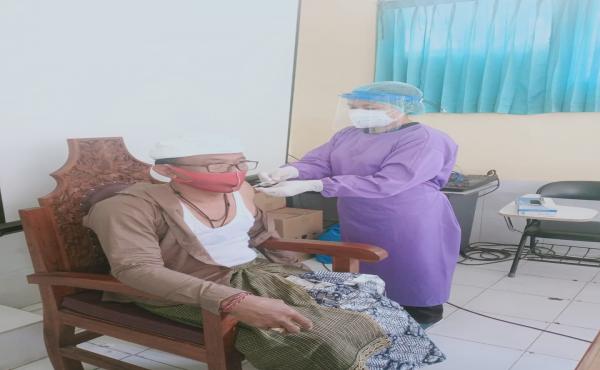 KEPALA DINAS SOSIAL KABUPATEN BANGLI DI VAKSIN COVID-19