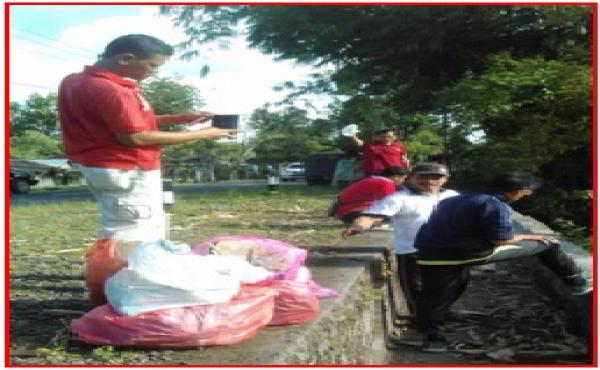 MEMBERSIHKAN SAMPAH PLASTIK